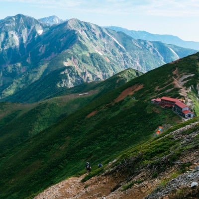 五竜山荘と白馬岳方面の稜線の写真