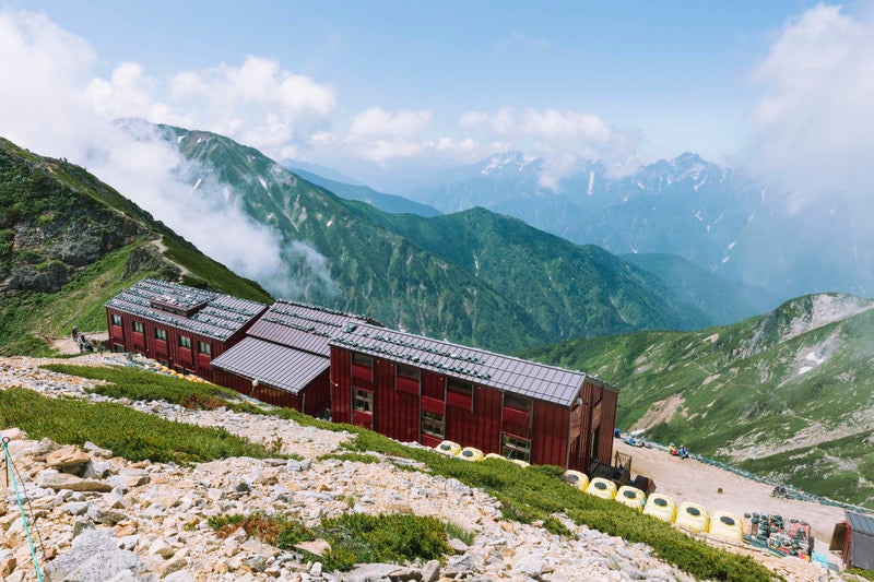 立山連峰を望む唐松岳頂上山荘の写真