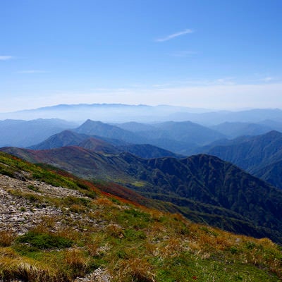 大朝日岳の向こうに見える飯豊山（いいでさん）の写真