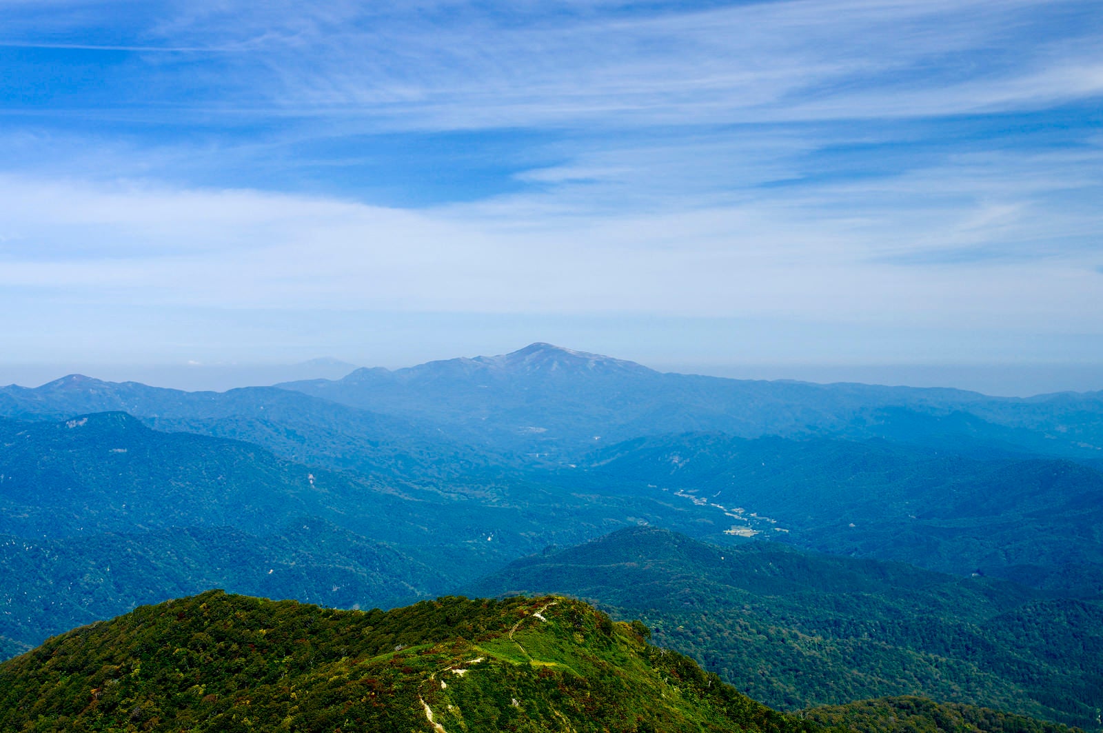 「大朝日岳山頂から見る月山方面」の写真