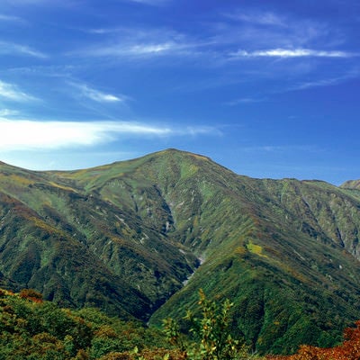 晴天化の朝日連峰稜線（大朝日岳）の写真