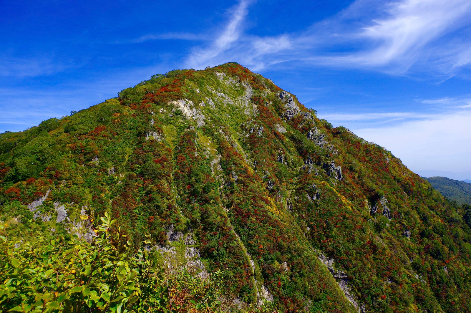 「青空の下の紅葉の小朝日岳（大朝日岳）」の写真