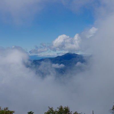 ガスの向こうに見える太郎山（男体山）の写真