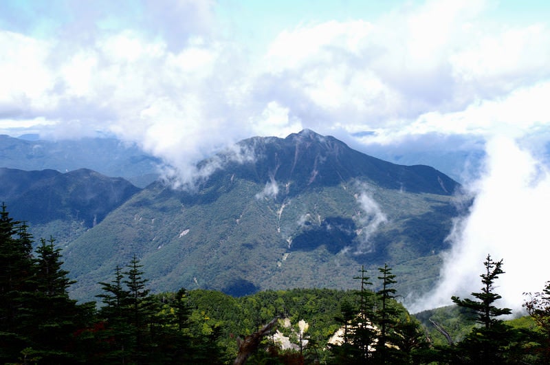 男体山山頂から見る太郎山（たろうさん）の写真