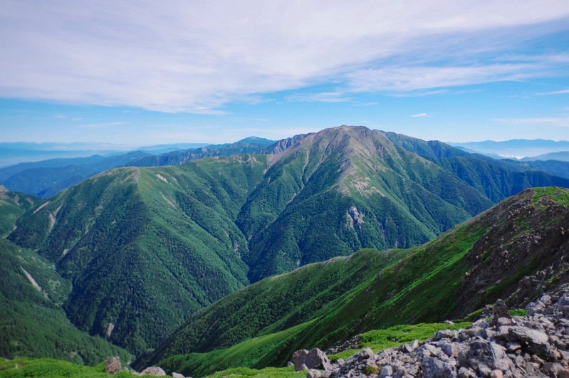 聖岳山頂から見る南ア南部の3,000m峰の写真