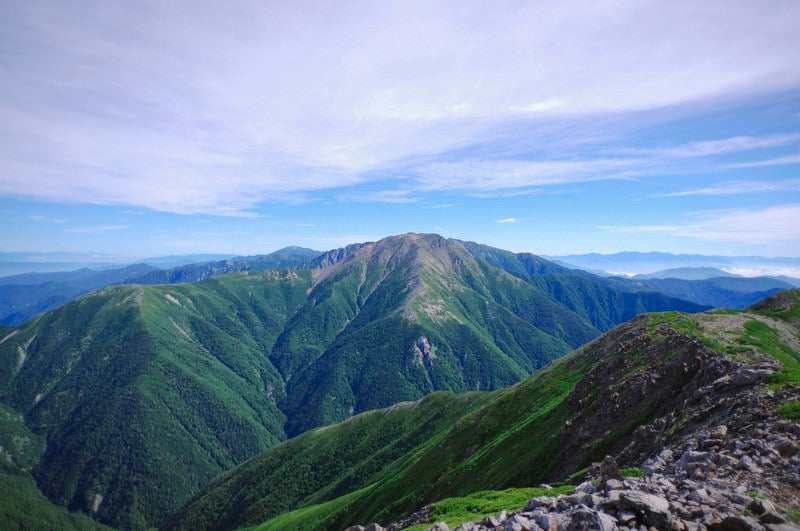 聖岳山頂から見る赤石岳の写真