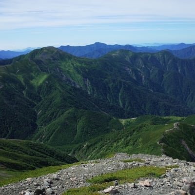 聖岳山頂から見下ろす南アルプス南部の山々の写真