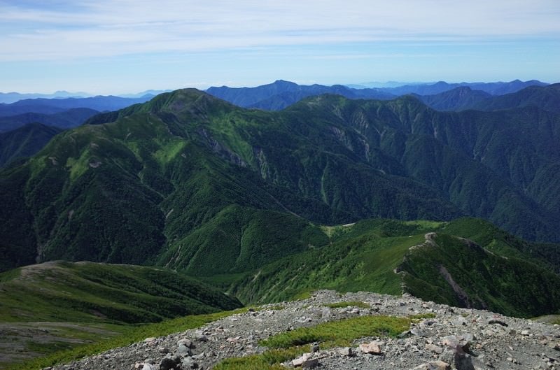 聖岳山頂から見下ろす南アルプス南部の山々の写真