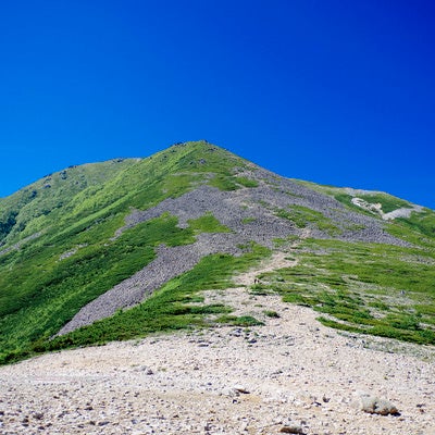 常念小屋から見る常念岳山頂方面の写真