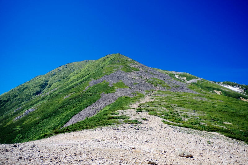 常念小屋から見る常念岳山頂方面の写真