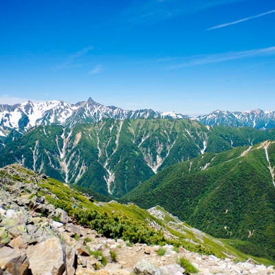 常念岳山頂から見る槍ヶ岳方面の写真