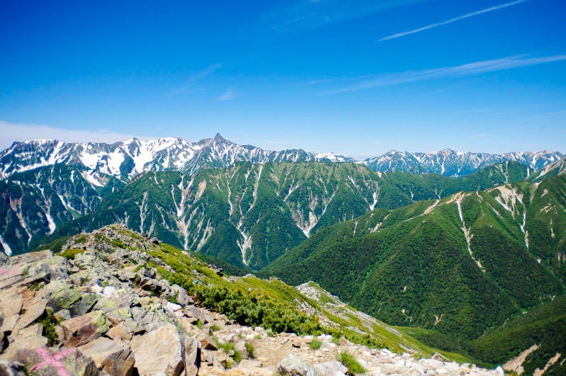 常念岳山頂から見る槍ヶ岳方面の写真