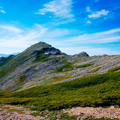 快晴の空の下の表銀座登山道（常念岳）の写真