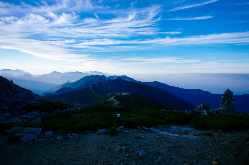 朝の空気に包まれた燕岳方面登山道（常念岳）の写真