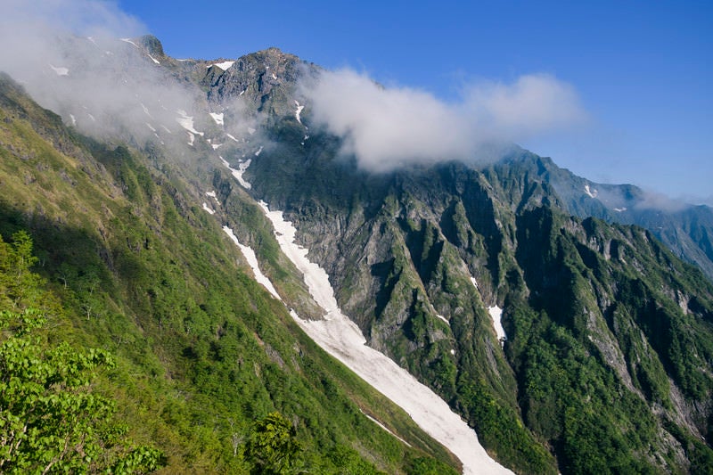 西黒尾根から眺める春の谷川岳山頂の写真