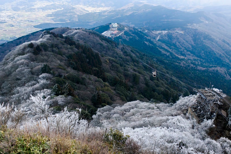 徐々に凍っていく筑波山の山肌とロープウェイの写真