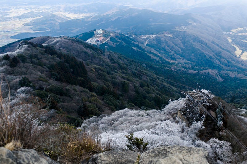 徐々に凍ってゆく筑波山の山肌の写真