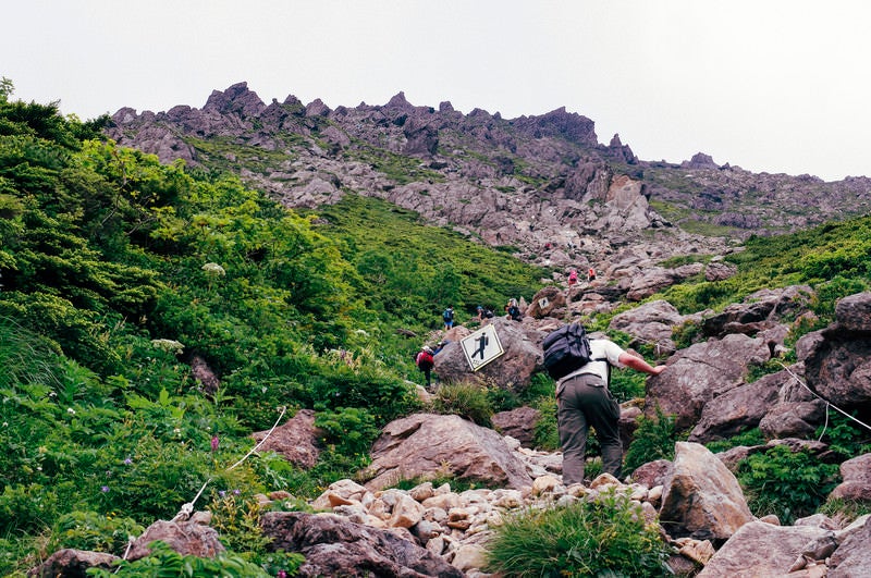 岩肌を詰める早池峰山登山道の写真