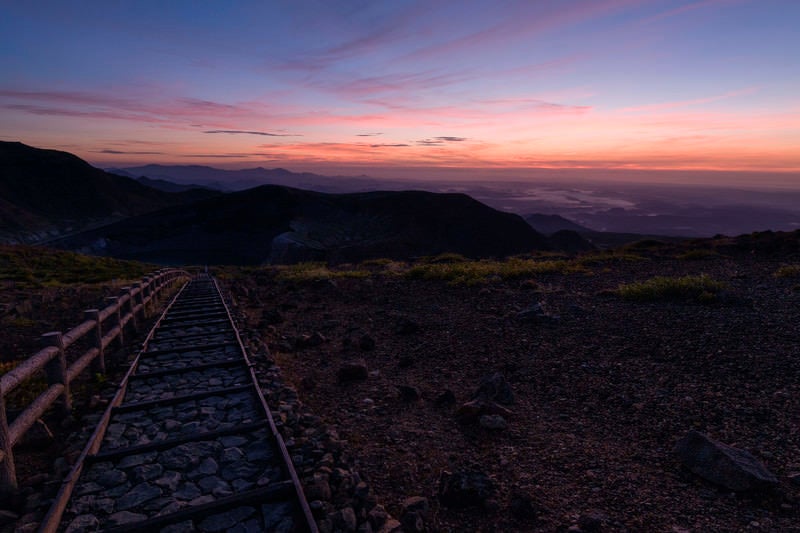 薄明に照らされる山の道（蔵王）の写真