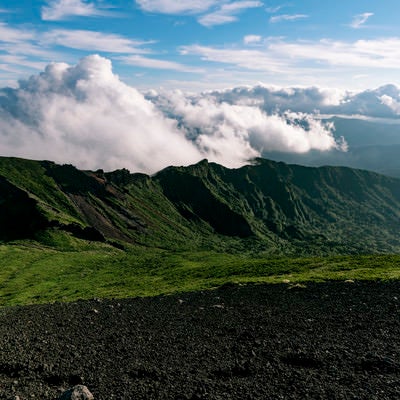 夕日と雲に彩られる岩手山鬼ヶ城コースの写真