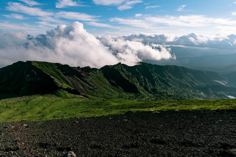 夕日と雲に彩られる岩手山鬼ヶ城コースの写真