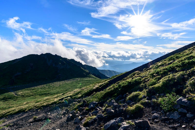 岩手山に照り付ける太陽と不動平の写真