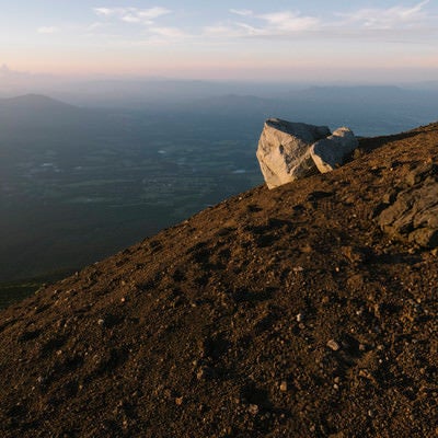 火山岩と喉かな麓の景色（岩手山）の写真