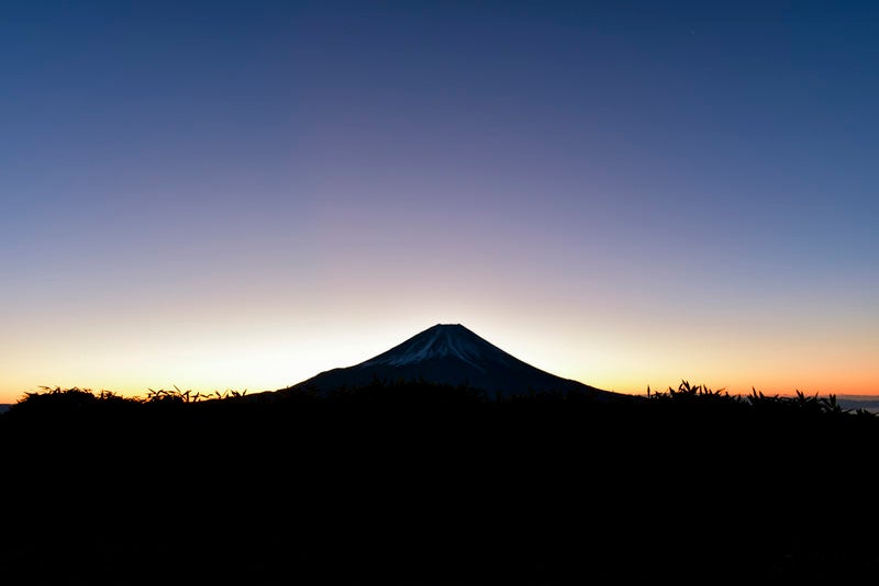 朝焼けを待つ富士山の写真