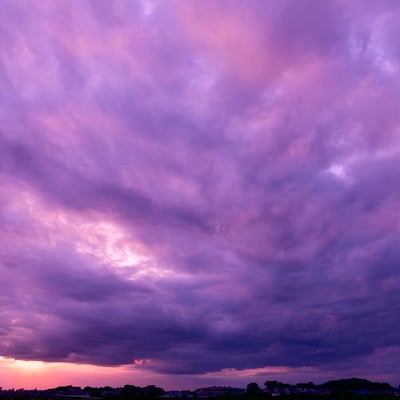 紫色に染まる巨大な雲の写真