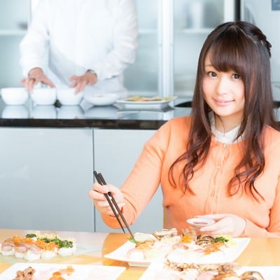 食レポ中の人気女性アナウンサーの写真