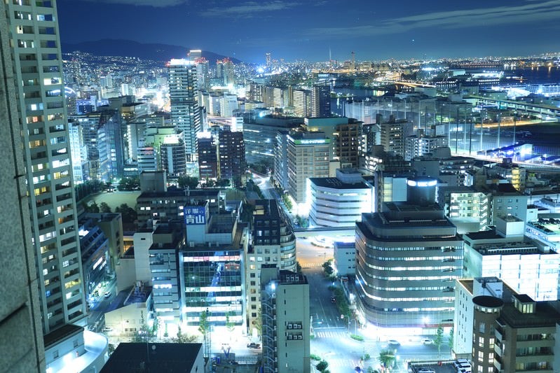 高層階から見えるビル群の夜景の写真