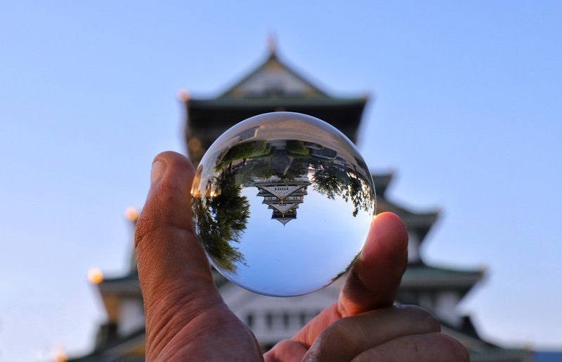 水晶球越しに見る城跡の写真