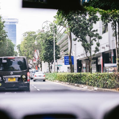 車でシンガポールを移動中の写真