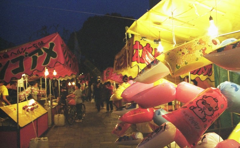 深夜の祭りの屋台の写真