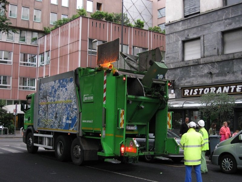 ミラノのゴミ収集車と街並み（イタリア）の写真