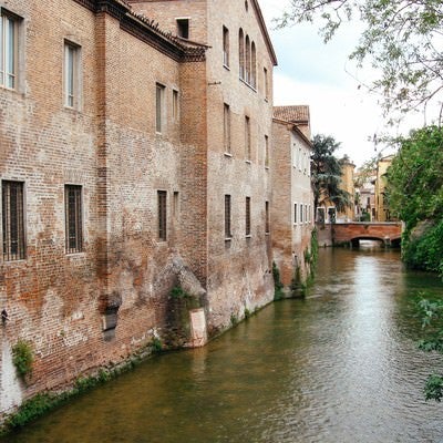 マントヴァの水路沿いに立ち並ぶ建造物（イタリア）の写真