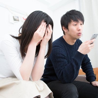 彼女が泣いているのにスマホをいじるクソ男の写真