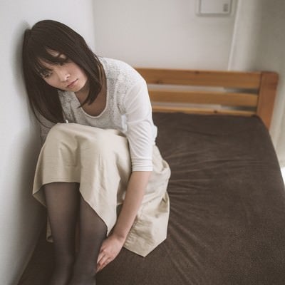 隣室から漏れ聞こえる笑い声に耳を傾けるネガ女の写真