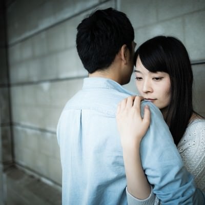 冷たいコンクリートと寂しい表情の彼女の写真