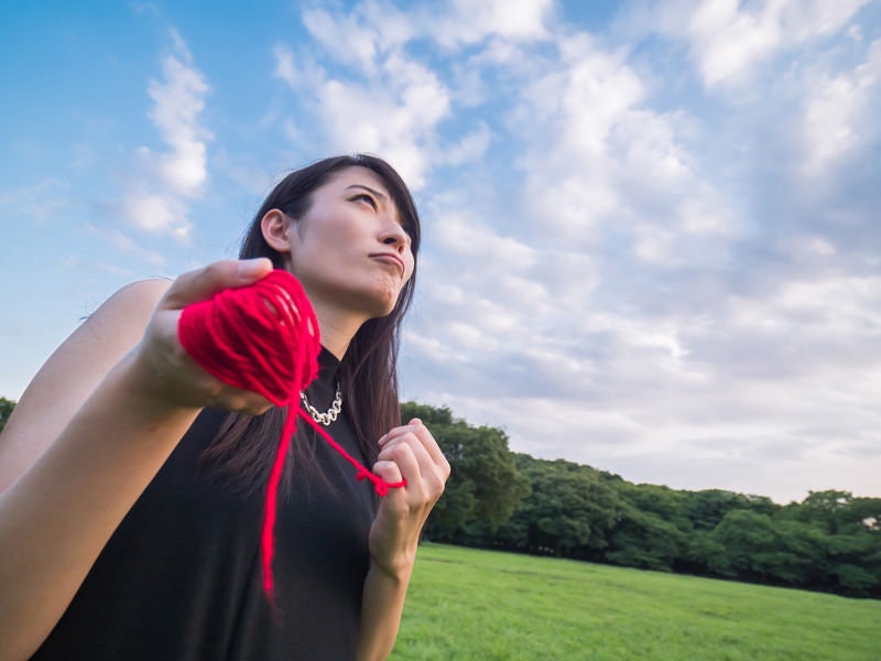 赤い糸を操る具現化系女子の写真