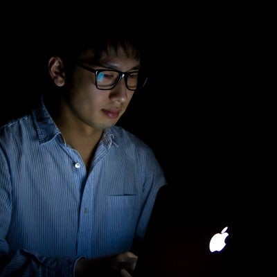 ブラック企業で残業する男性の写真