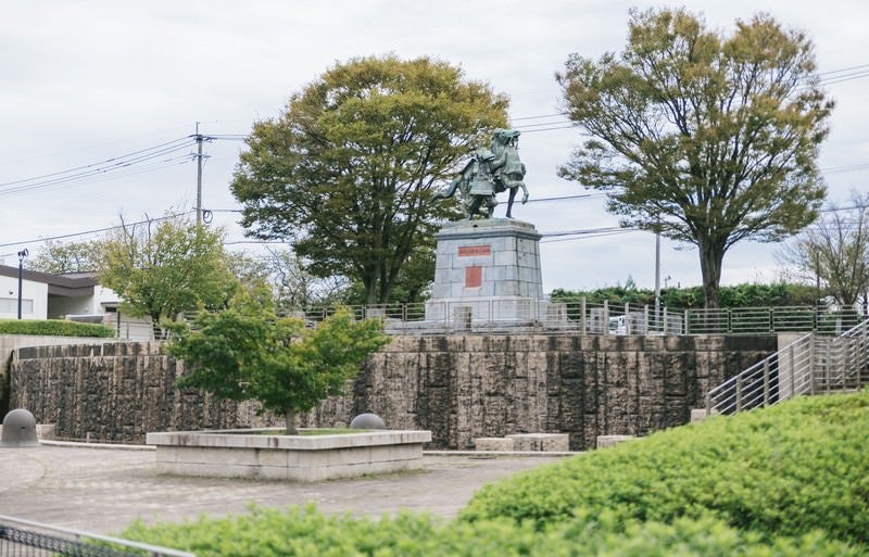 大刀洗公園（中央：菊池武光像）の写真