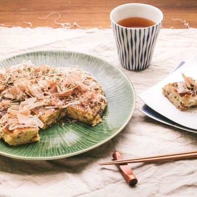 キャベツたっぷりのヘルシーお好み焼きの写真