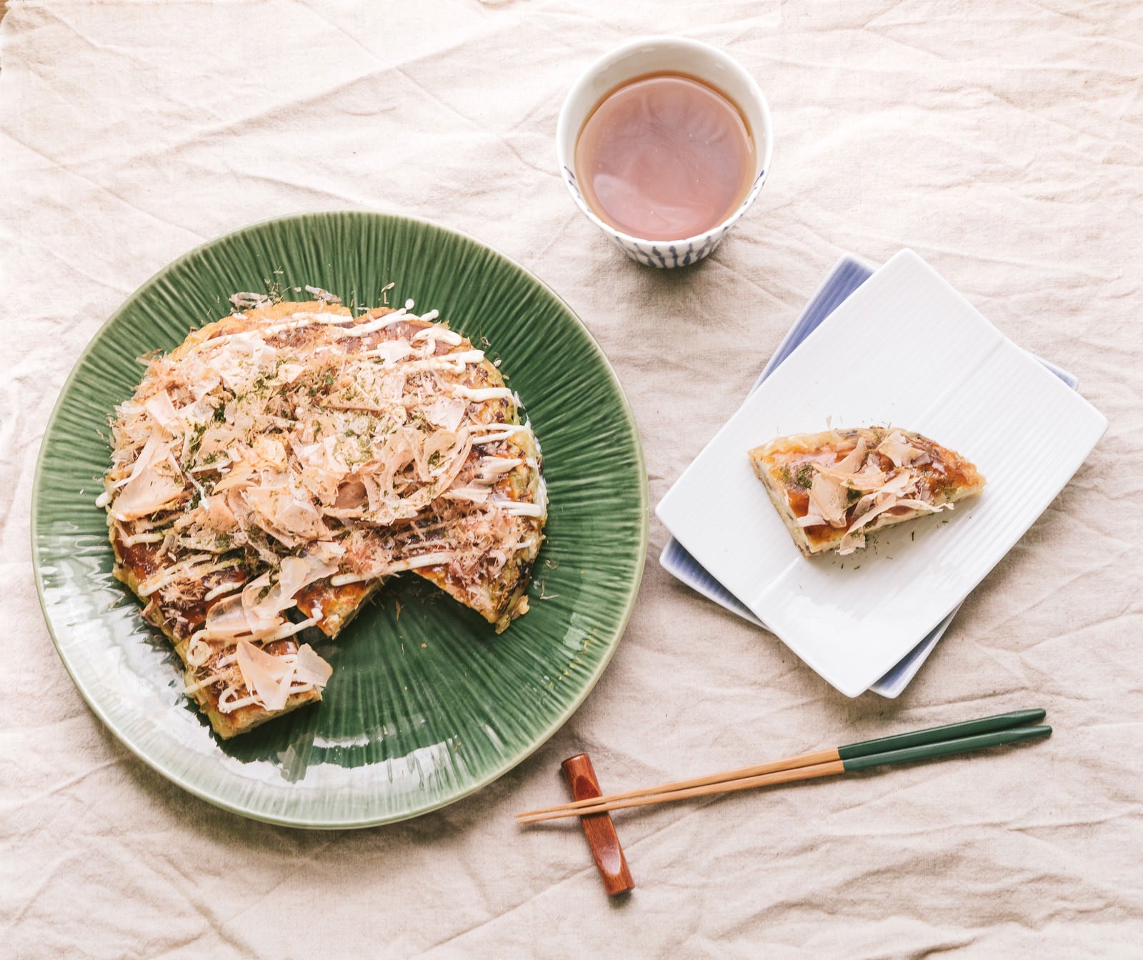 「食卓を飾るお好み焼き」の写真