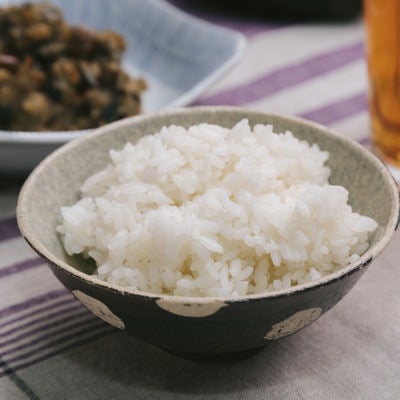 お茶碗ご飯と食卓の写真