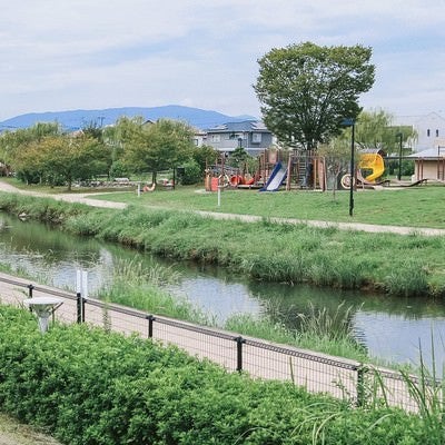 中央に小川がある大刀洗公園の様子の写真