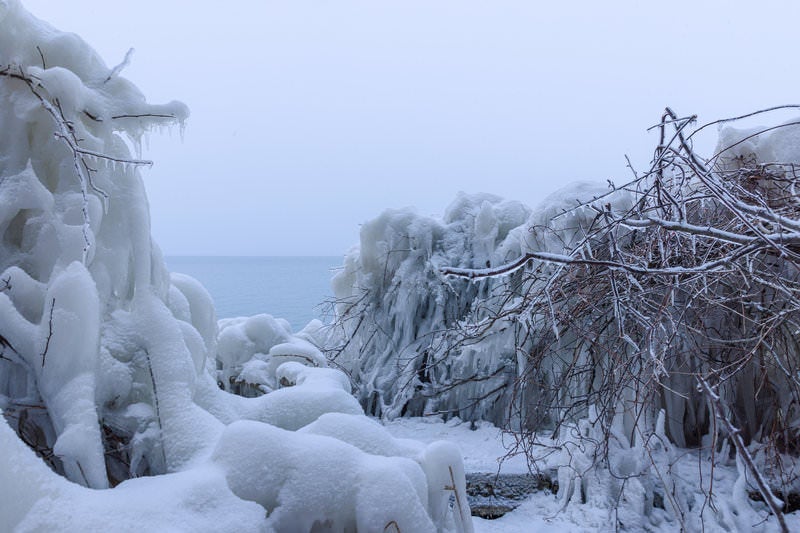 猪苗代湖しぶき氷と積雪の写真