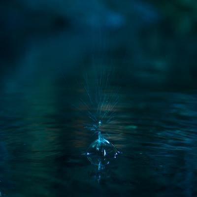 観光洞の水滴が弾けるようすの写真