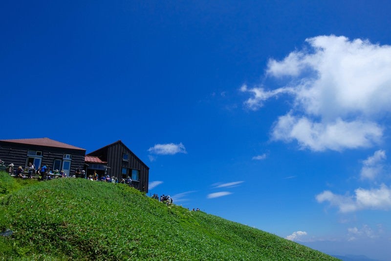 山小屋で休憩する登山者達の写真