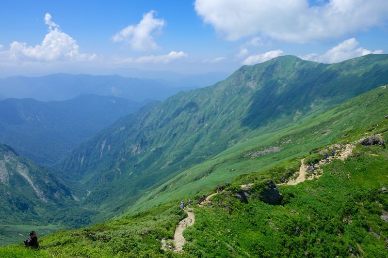 山登りを楽しむ登山者達の写真